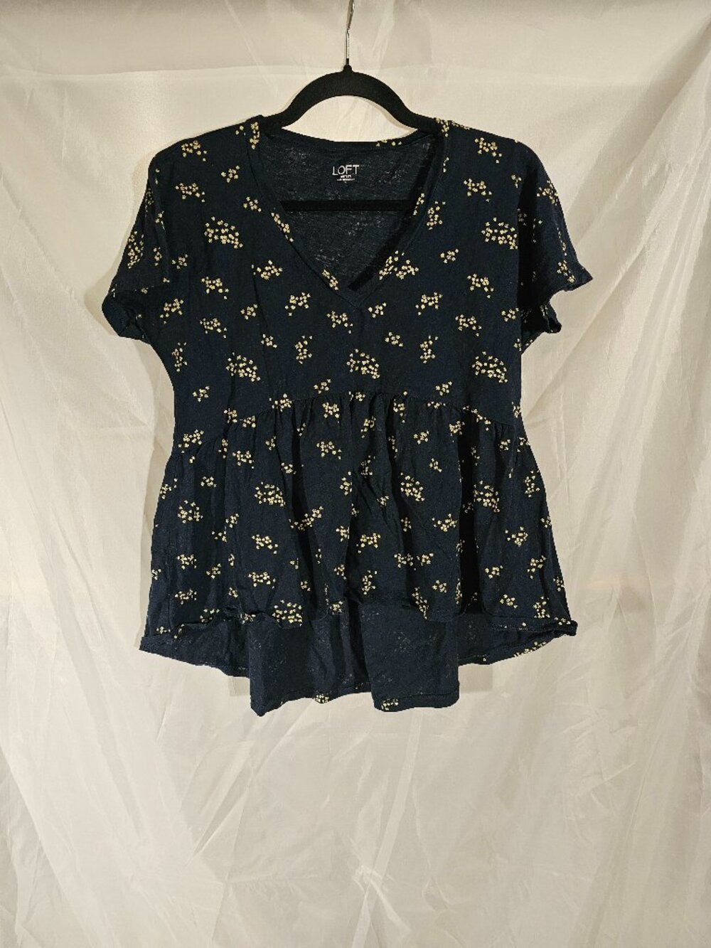Loft Outlet super cute navy swing t-shirt with little yellow flowers. Size S